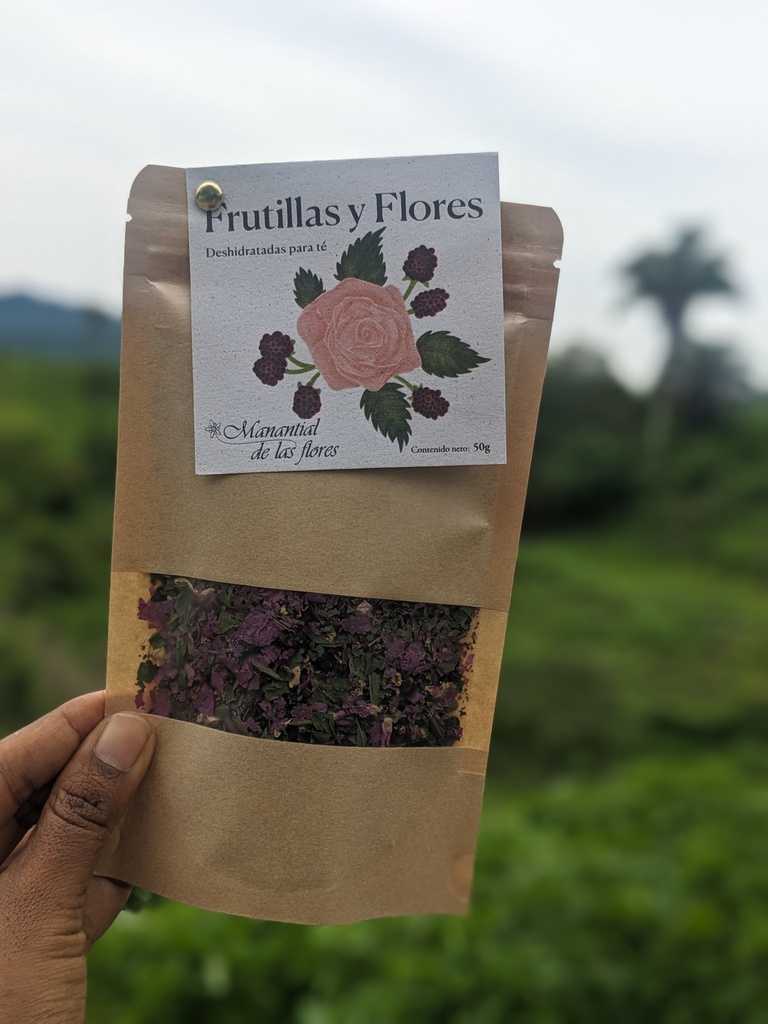 Mix of strawberries and dehydrated flowers- (50 gr / 0.11lbs)